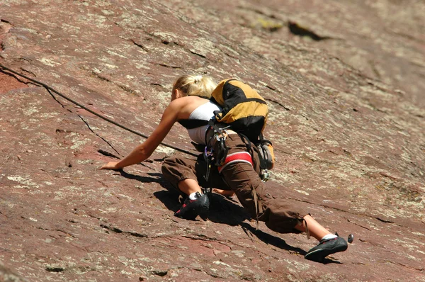 Feminino escalador de rocha atinge para um porão Fotos De Bancos De Imagens