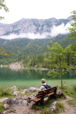 uzun yürüyüşe çıkan kimse, lake hintersee Bavyera