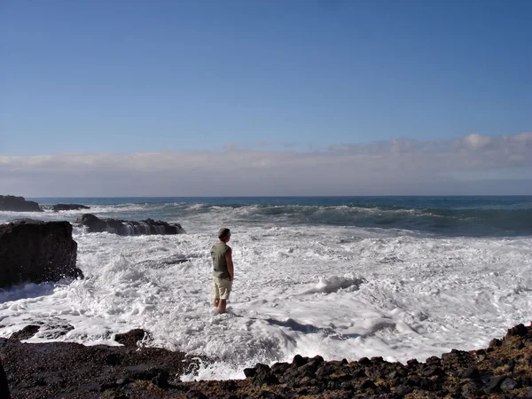 Deniz sprey duran bir adam — Stok fotoğraf