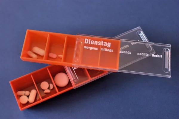 Tabletten in de dagelijkse pil vakken — Stockfoto