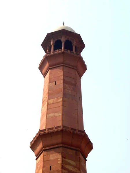 Ψηλό μιναρέ στο Τζαμί Μπαντσάχι στη Λαχόρη — Φωτογραφία Αρχείου