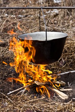 kamp ateşi gıda hazırlama