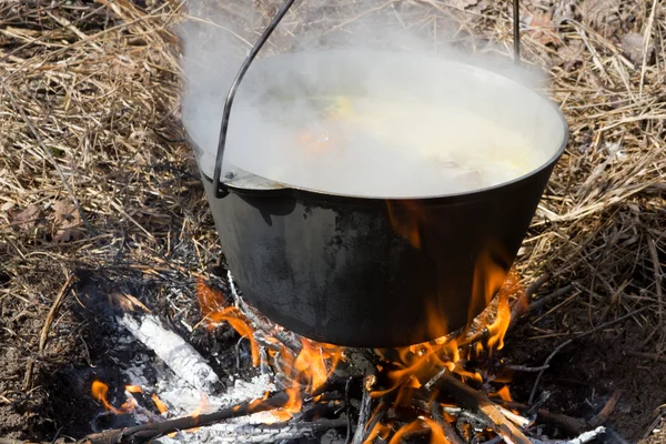 Preparação de alimentos na fogueira — Fotografia de Stock