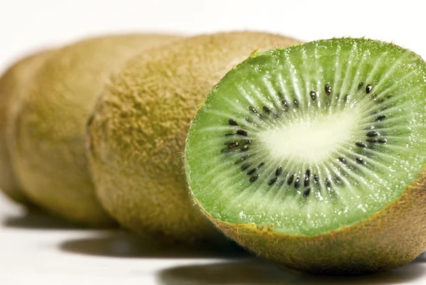 Rij van kiwi fruit — Stockfoto