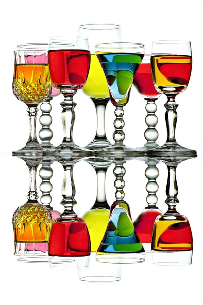 Siete copas de vino de colores con reflexión — Foto de Stock