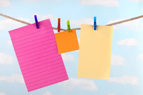 Carta di note rosa, gialle e arancioni su clothesline — Foto Stock