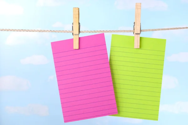Note rosa e verdi sulla clothesline — Foto Stock