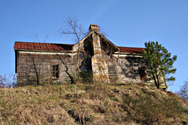 eski ahşap evi terk etti