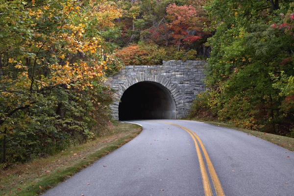 公路和隧道的蓝岭山脉 — 图库照片