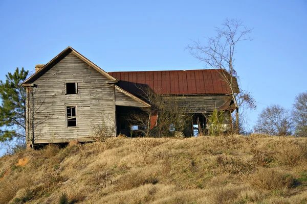 Abandonada velha casa de madeira — Fotografia de Stock