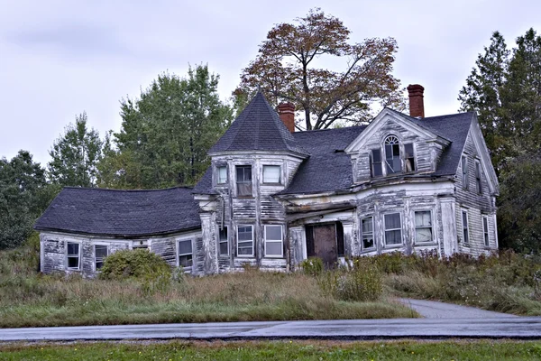 Övergivna kusliga gamla huset — Stockfoto