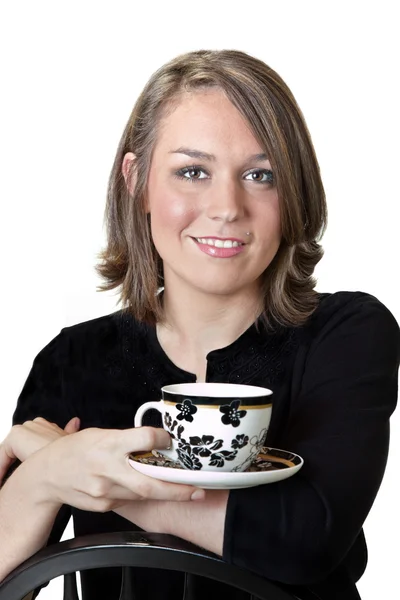 Linda morena segurando xícara de café e pires — Fotografia de Stock