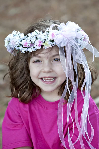 Ładny mały gir uśmiechający się kwiatami w włosów — Zdjęcie stockowe