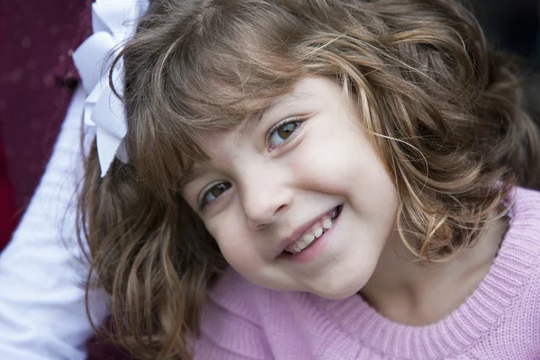 Милая маленькая улыбающаяся девочка — стоковое фото