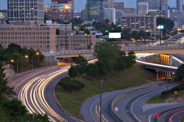 Atlanta crepúsculo skyline mostrando estrias de tráfego — Fotografia de Stock
