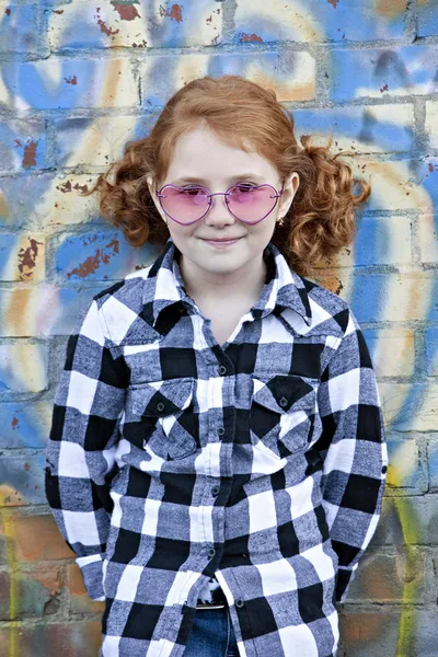 Redheaded κορίτσι σε εξωτερικούς χώρους — Φωτογραφία Αρχείου