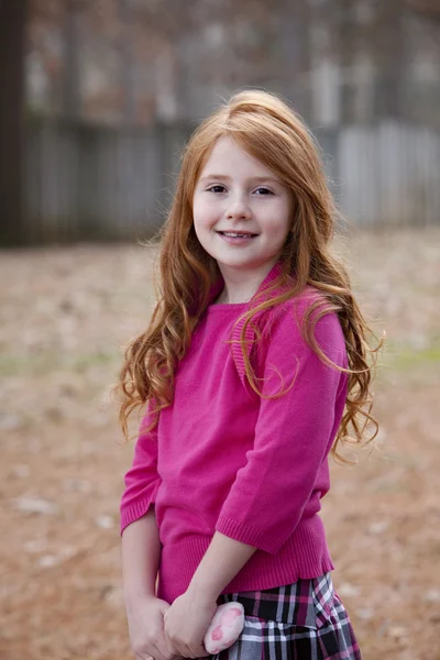 Kızıl saçlı küçük bir kız — Stok fotoğraf
