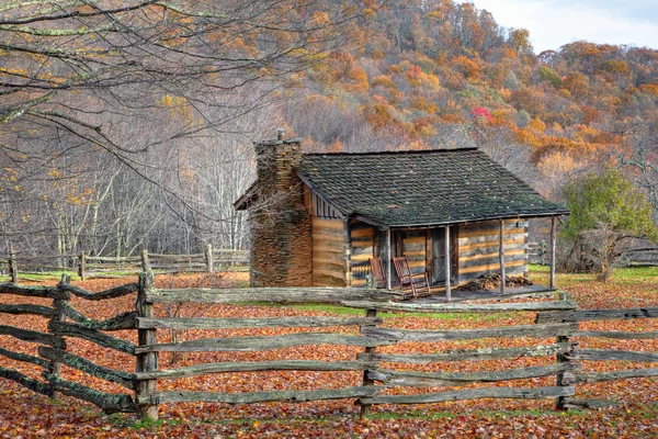Fall Cabin and Split Rail Fence — Stock Photo, Image
