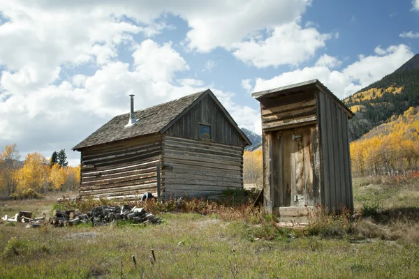 Verlassenes Haus und Plumpsklo in Colorado Geisterstadt — Stockfoto