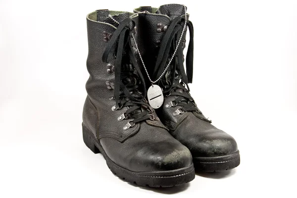Armén boots med hund-tag — Stockfoto