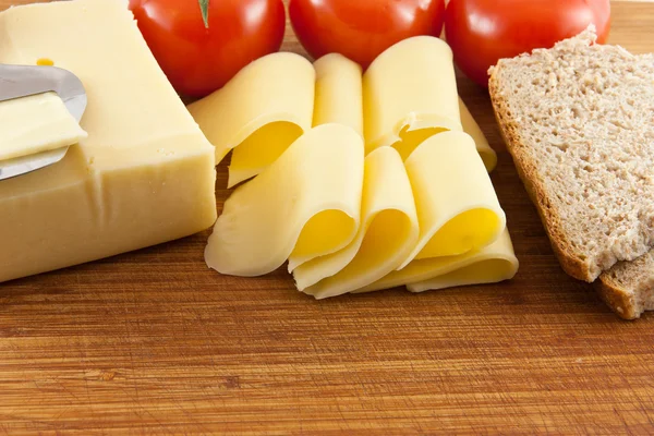 Тарелка с сыром, помидорами и хлебом — стоковое фото