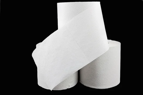 Стек туалетного паперу на чорному — стокове фото