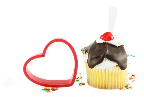 Sundae cupcake met rood hart Stockafbeelding