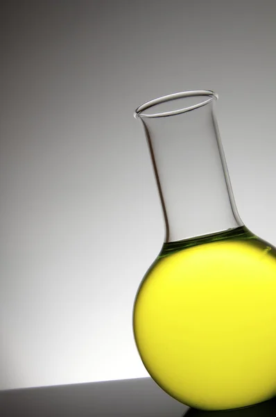 Жовтий flask — стокове фото