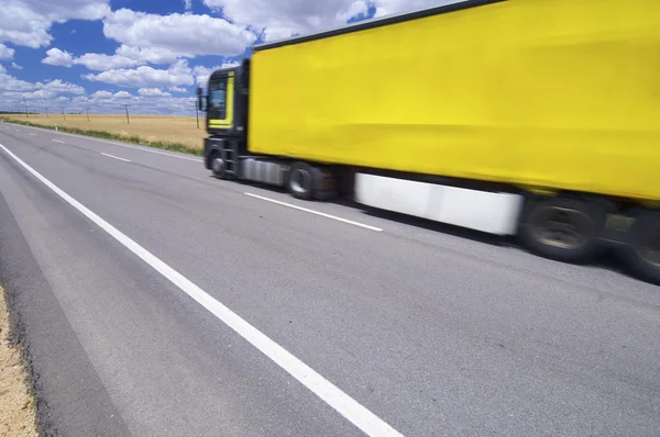 Gele vrachtwagen — Stockfoto