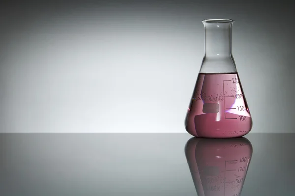 Рожевий flask — стокове фото