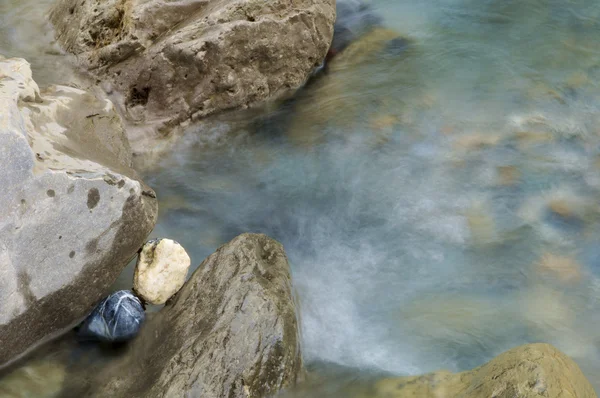 Duas pedras coloridas em um rio — Fotografia de Stock