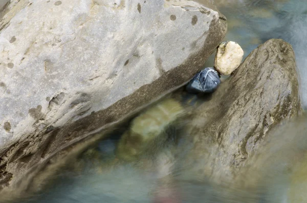 강에 2 개의 착 색된 한 돌 — 스톡 사진