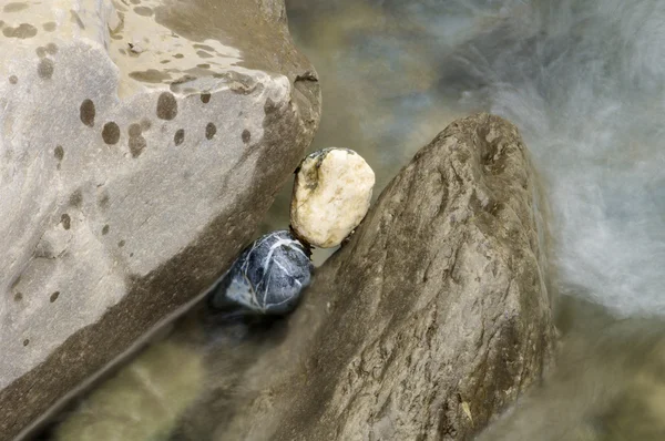 Deux pierres de couleur dans une rivière — Photo