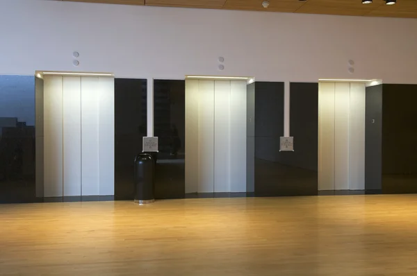 Три лифта — стоковое фото