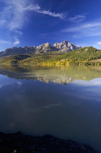 Lago e montanha — Fotografia de Stock