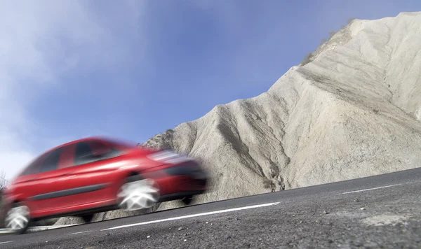 Carro vermelho em uma estrada — Fotografia de Stock