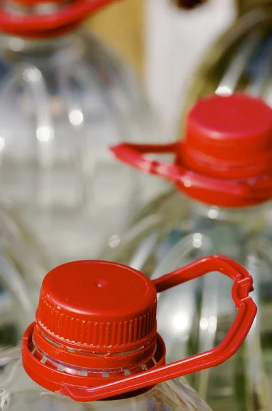 Бутылка воды с красной крышкой — стоковое фото