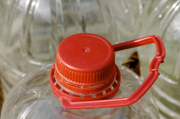 Бутылка воды с красной крышкой — стоковое фото