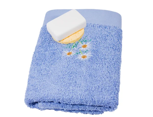 Sabão e esponja em uma toalha — Fotografia de Stock