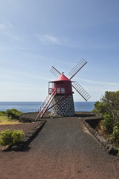 Červený větrný mlýn — Stock fotografie