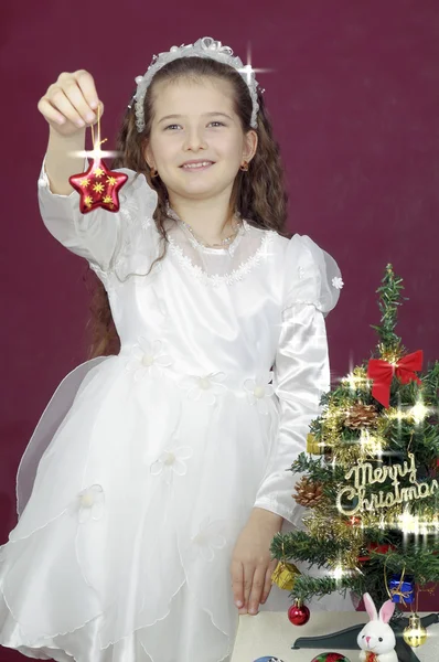 Mädchen zeigen ein Weihnachtssternchen — Stockfoto
