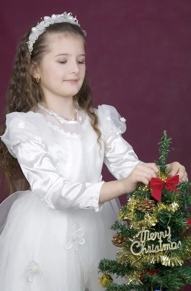 Mädchen schmückt fröhlichen Weihnachtsbaum — Stockfoto