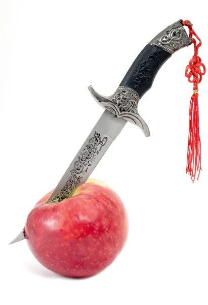 Кинжал и яблоко — стоковое фото