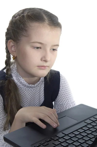 Mädchen sitzt am Computer auf weißem Hintergrund — Stockfoto