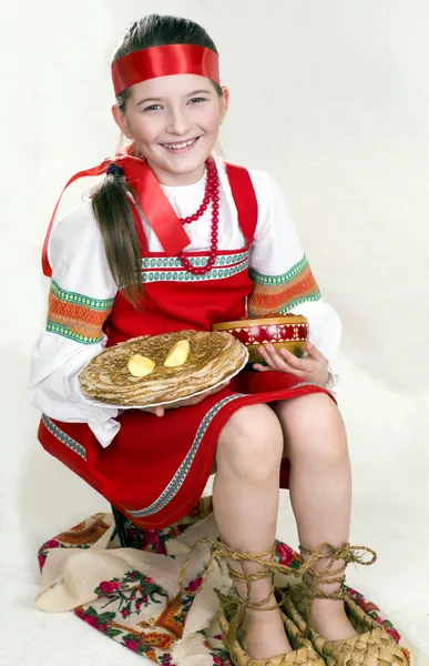 Rosjanka krajowych ubrania i buty duży łyka — Zdjęcie stockowe