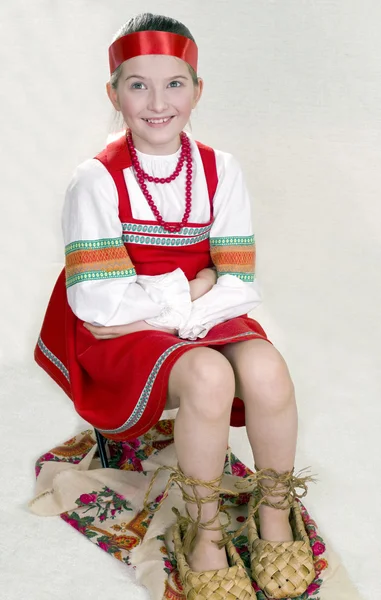 在民族服装的俄罗斯姑娘 — 图库照片