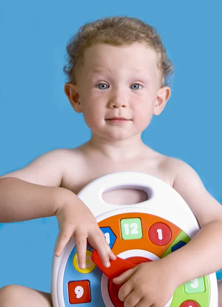 Мальчик с игрушечными часами — стоковое фото