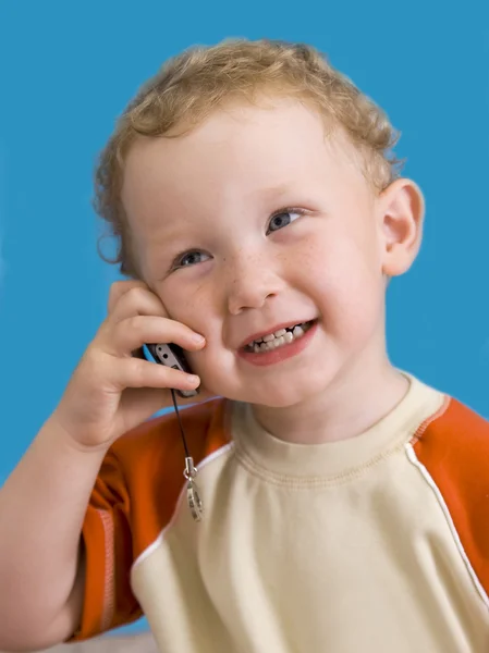 Chico habla por un teléfono móvil — Foto de Stock