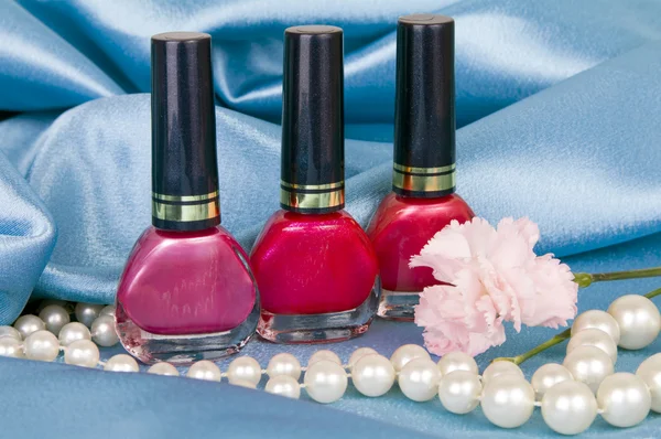 Esmalte de uñas y perlas —  Fotos de Stock