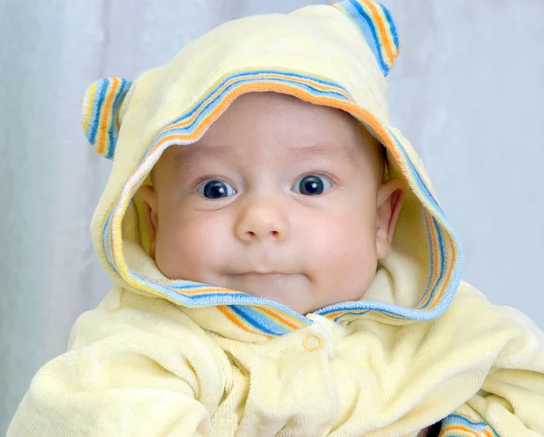 Младенец в капюшоне — стоковое фото